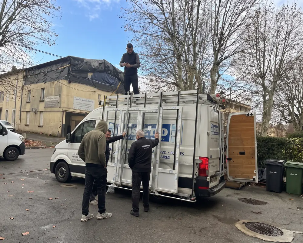 L'équipe Dossetto décharge les menuiseries du camion avant la pose