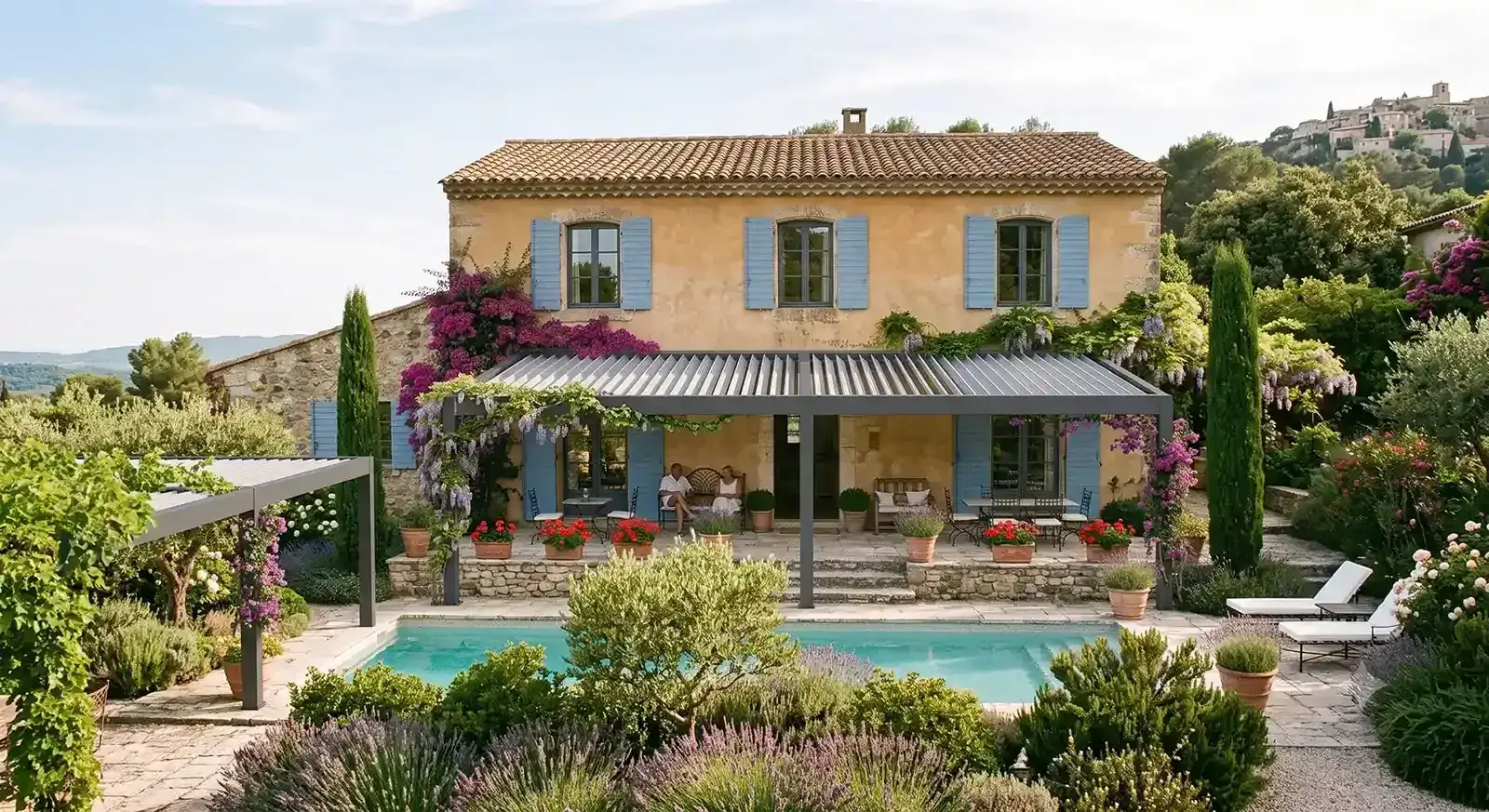 Bastide provençale aux volets battants et aux grandes ouvertures, près d'Aix-en-Provence